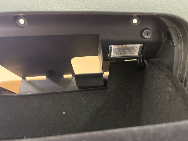 bontott VW GOLF VI Kesztyűtartó