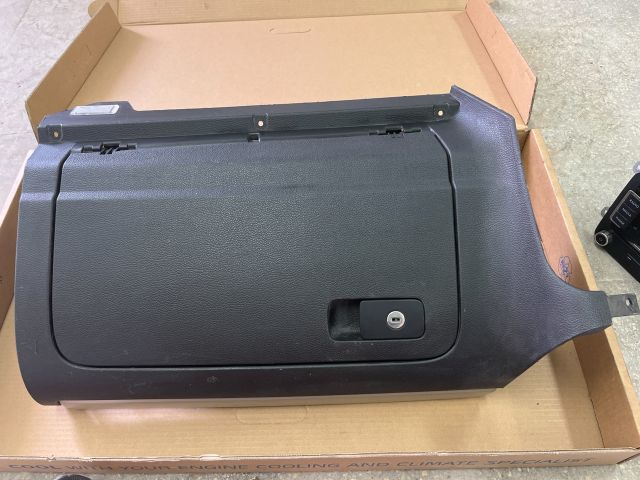 bontott VW GOLF VI Kesztyűtartó