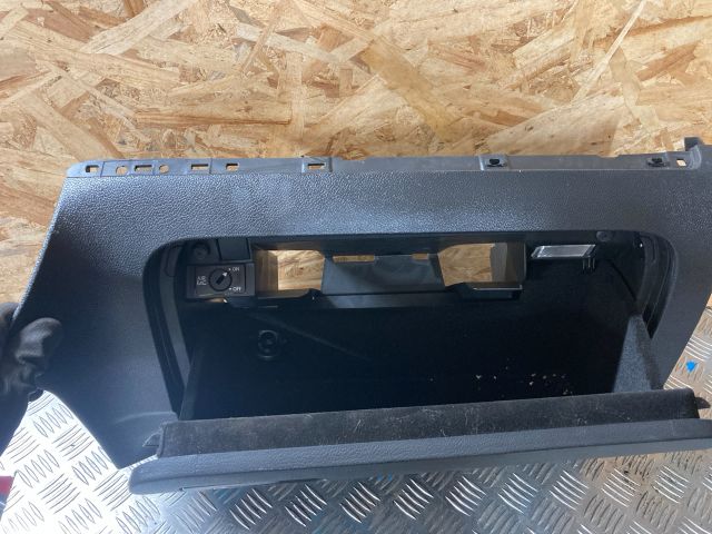 bontott VW GOLF VI Kesztyűtartó