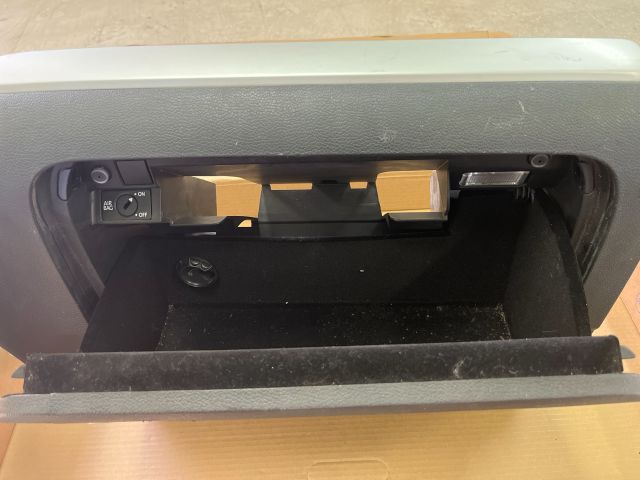 bontott VW GOLF VI Kesztyűtartó