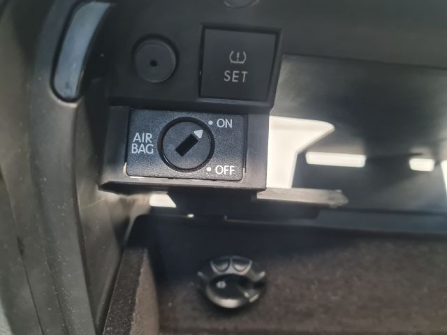 bontott VW GOLF VI Kesztyűtartó