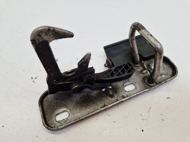 bontott VW GOLF VI Motorháztető Biztonsági Kampó