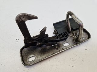 bontott VW GOLF VI Motorháztető Biztonsági Kampó