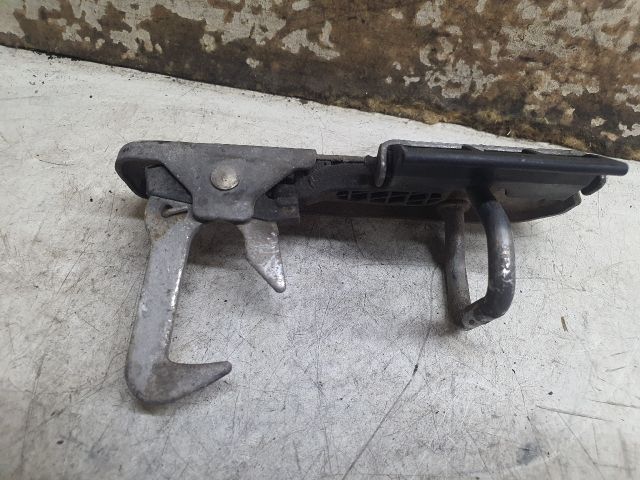 bontott VW GOLF VI Motorháztető Biztonsági Kampó