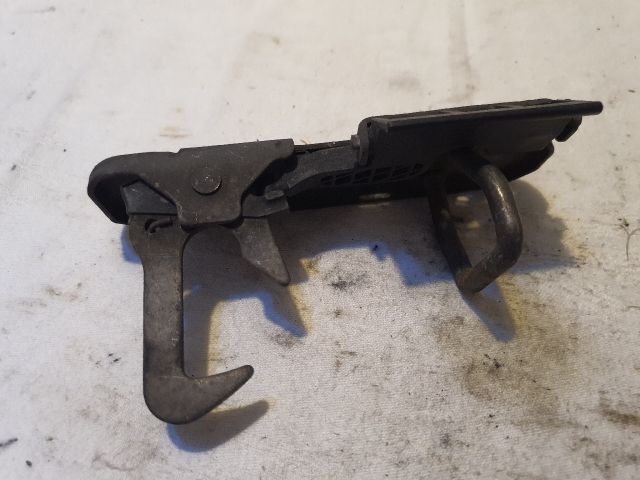 bontott VW GOLF VI Motorháztető Nyitó Kar / Gomb