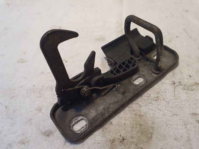 bontott VW GOLF VI Motorháztető Nyitó Kar / Gomb