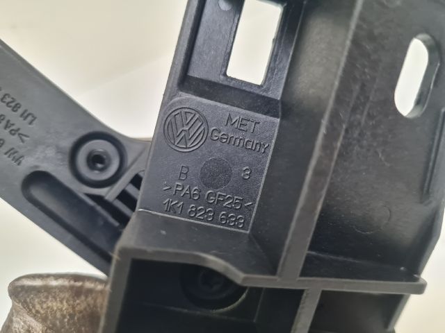 bontott VW GOLF VI Motorháztető Nyitó Kar / Gomb