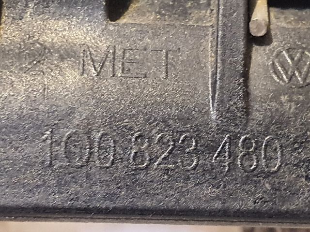 bontott VW GOLF VI Motorháztető Nyitó Kar / Gomb