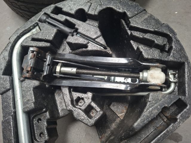 bontott VW GOLF VI Pótkerék Szerszámtartó