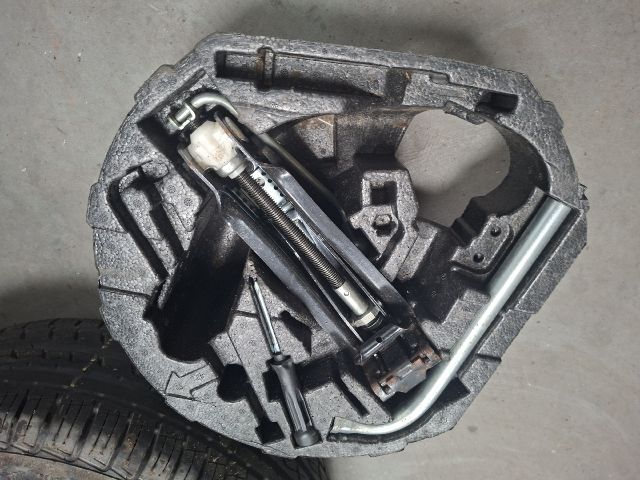 bontott VW GOLF VI Pótkerék Szerszámtartó