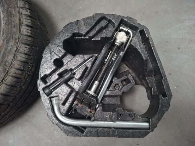 bontott VW GOLF VI Pótkerék Szerszámtartó