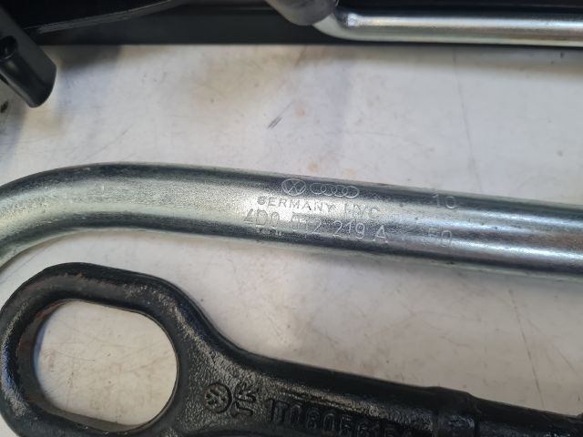 bontott VW GOLF VI Szerszámkészlet