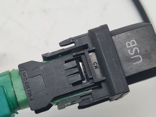 bontott VW GOLF VI USB Aljzat