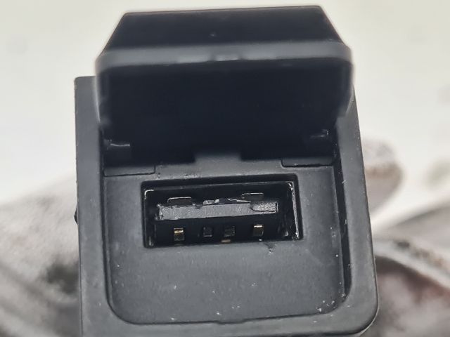 bontott VW GOLF VI USB Aljzat
