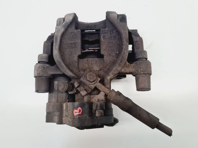 bontott VW GOLF VII Bal hátsó Féknyereg Munkahengerrel