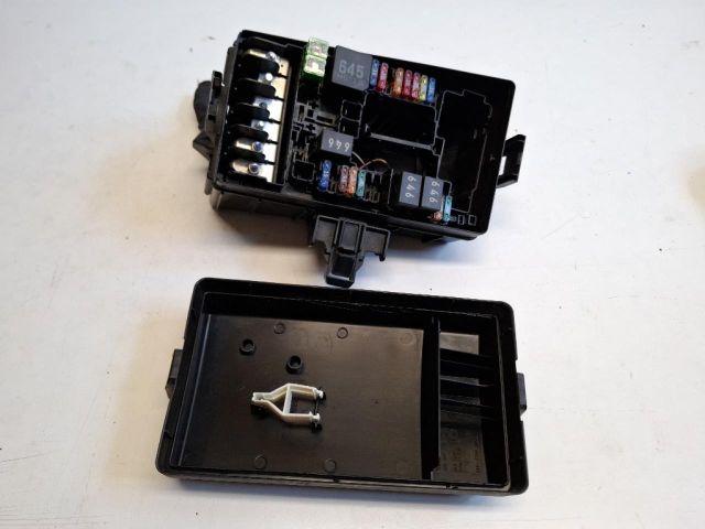 bontott VW GOLF VII Biztosítéktábla Motortér