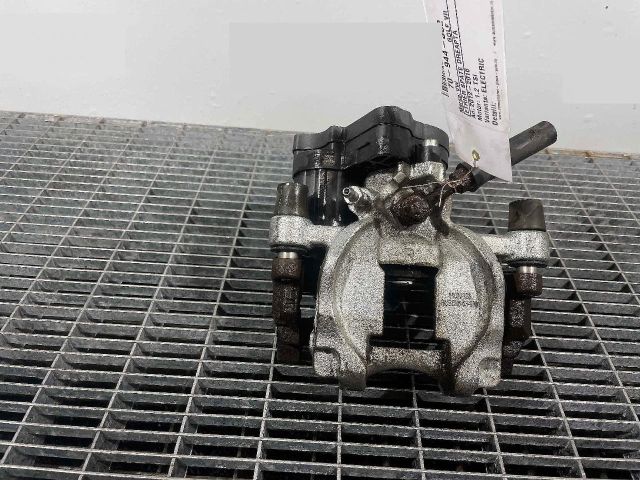 bontott VW GOLF VII Jobb hátsó Féknyereg Munkahengerrel