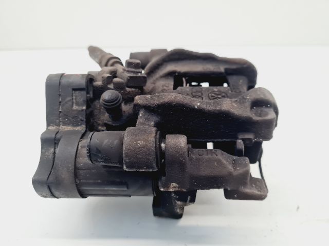 bontott VW GOLF VII Jobb hátsó Féknyereg Munkahengerrel