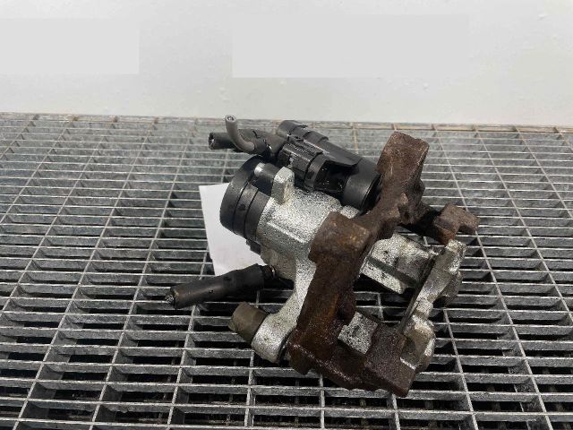 bontott VW GOLF VII Jobb hátsó Féknyereg Munkahengerrel