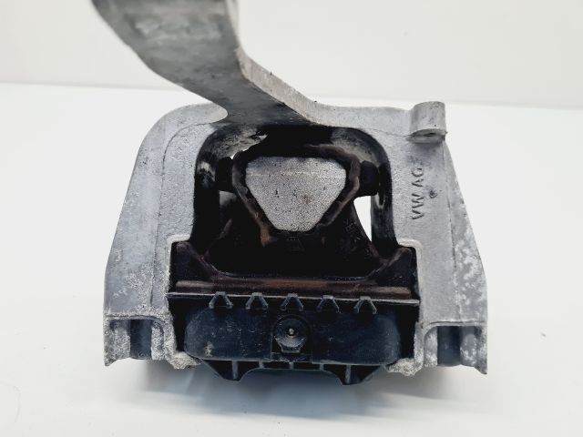 bontott VW GOLF VII Motor Tartó Bak (Fém)