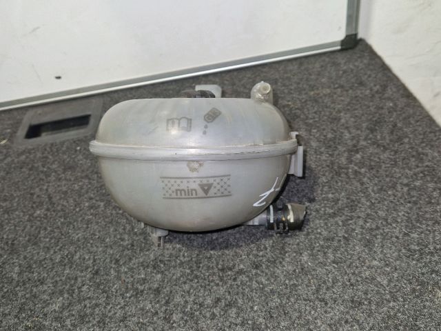 bontott VW GOLF VII Kiegyenlítő Tartály