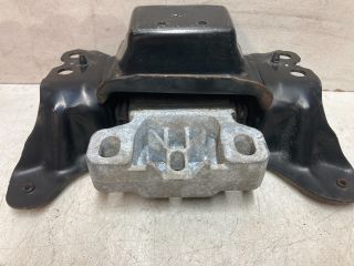 bontott VW GOLF VII Motor Tartó Bak (Fém)