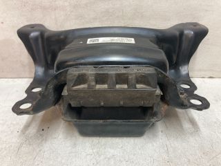 bontott VW GOLF VII Motor Tartó Bak (Fém)