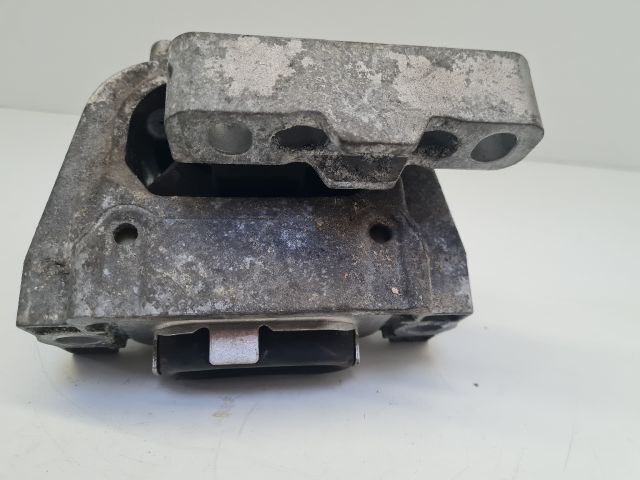 bontott VW GOLF VII Motor Tartó Bak Jobb