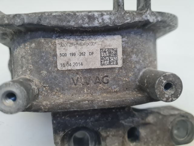 bontott VW GOLF VII Motor Tartó Bak Jobb