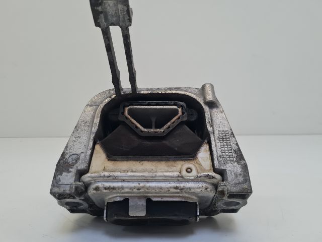 bontott VW GOLF VII Motor Tartó Bak Jobb