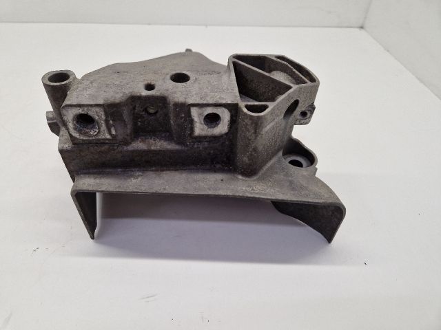 bontott VW GOLF VII Motor Tartó Bak Jobb