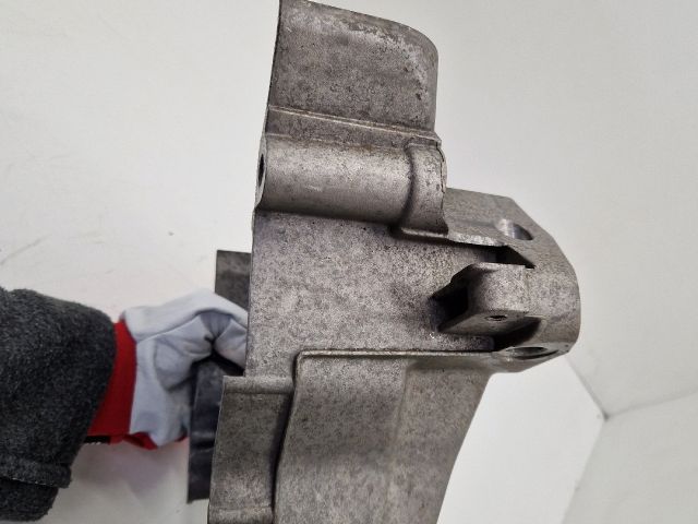 bontott VW GOLF VII Motor Tartó Bak Jobb