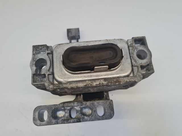 bontott VW GOLF VII Motor Tartó Bak Jobb