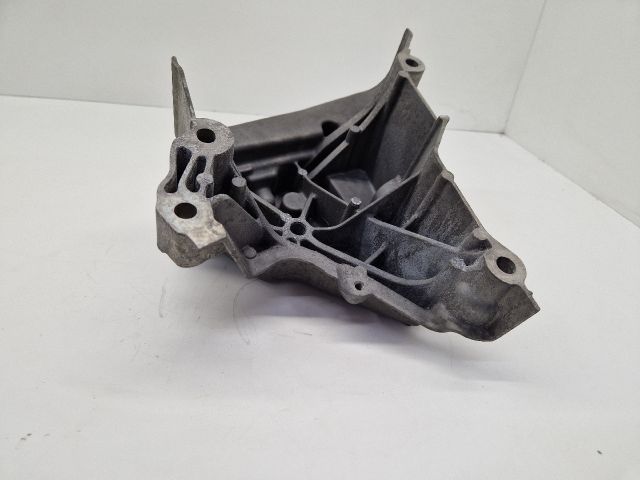 bontott VW GOLF VII Motor Tartó Bak Jobb