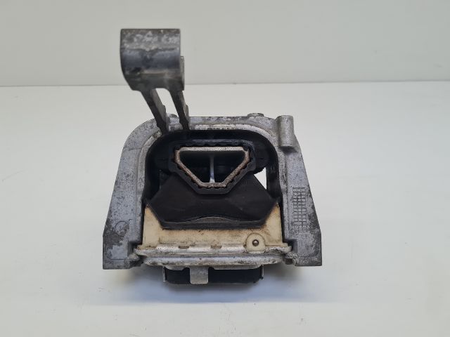 bontott VW GOLF VII Motor Tartó Bak Jobb