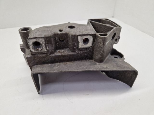 bontott VW GOLF VII Motor Tartó Bak Jobb