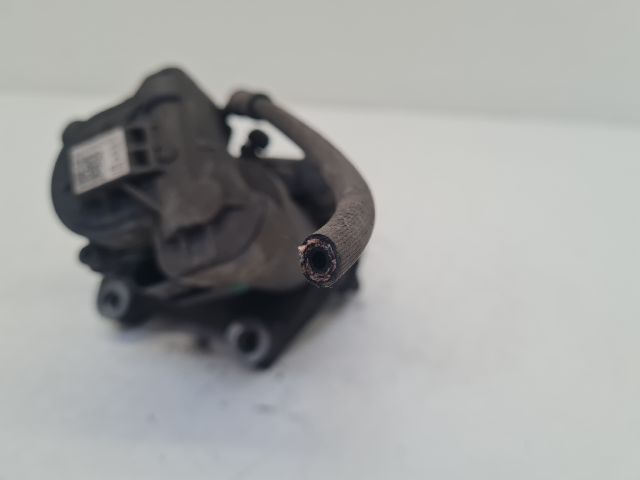 bontott VW GOLF VII Jobb hátsó Féknyereg Munkahengerrel