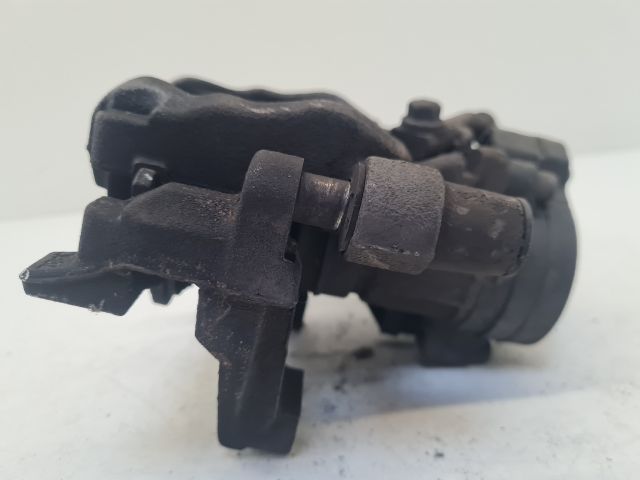 bontott VW GOLF VII Jobb hátsó Féknyereg Munkahengerrel