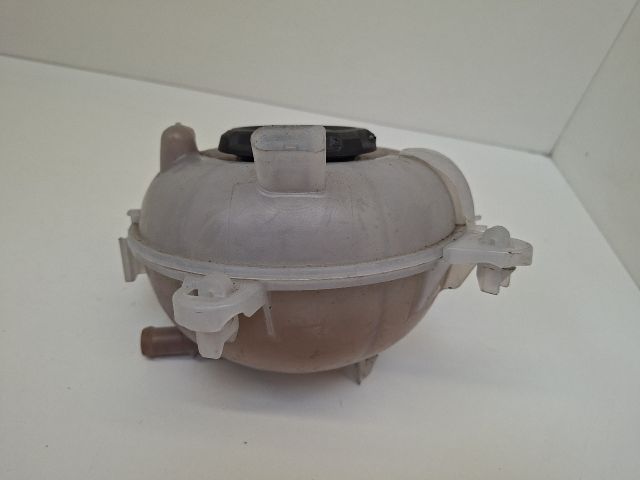 bontott VW GOLF VII Kiegyenlítő Tartály