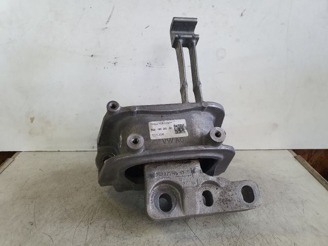 bontott VW GOLF VII Motor Tartó Bak (Fém)