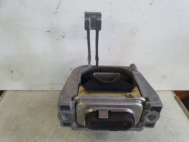 bontott VW GOLF VII Motor Tartó Bak (Fém)