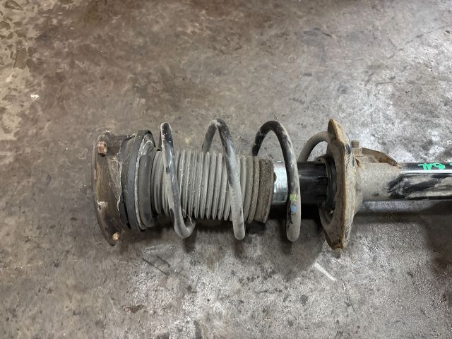 bontott VW GOLF VII Bal első Gólyaláb (Lengécsillapító, Rugó)