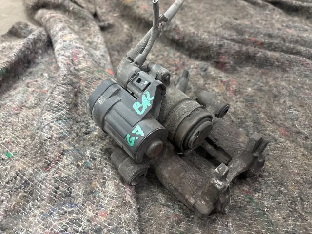 bontott VW GOLF VII Bal hátsó Féknyereg Munkahengerrel