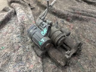 bontott VW GOLF VII Bal hátsó Féknyereg Munkahengerrel