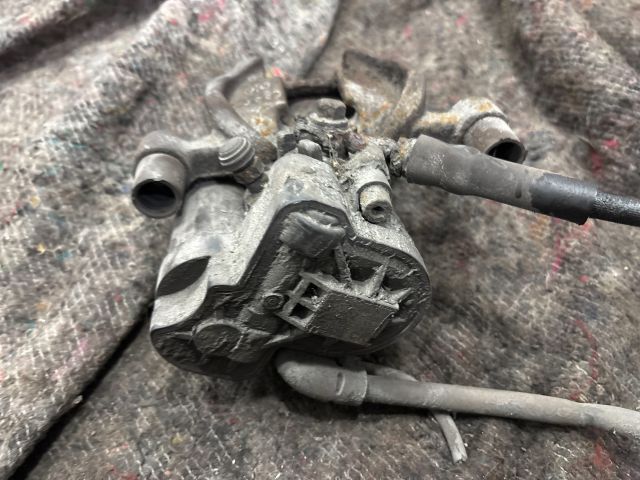 bontott VW GOLF VII Bal hátsó Féknyereg Munkahengerrel