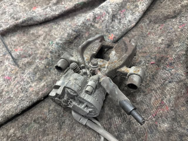 bontott VW GOLF VII Bal hátsó Féknyereg Munkahengerrel