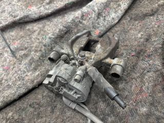 bontott VW GOLF VII Bal hátsó Féknyereg Munkahengerrel