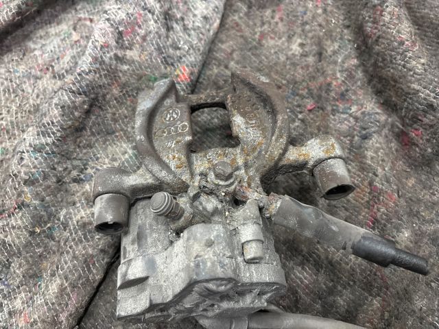 bontott VW GOLF VII Bal hátsó Féknyereg Munkahengerrel