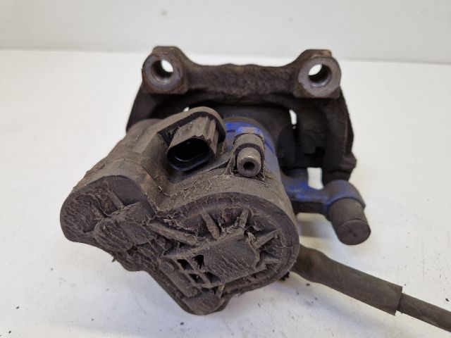 bontott VW GOLF VII Bal hátsó Féknyereg Munkahengerrel