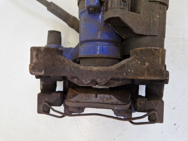 bontott VW GOLF VII Bal hátsó Féknyereg Munkahengerrel